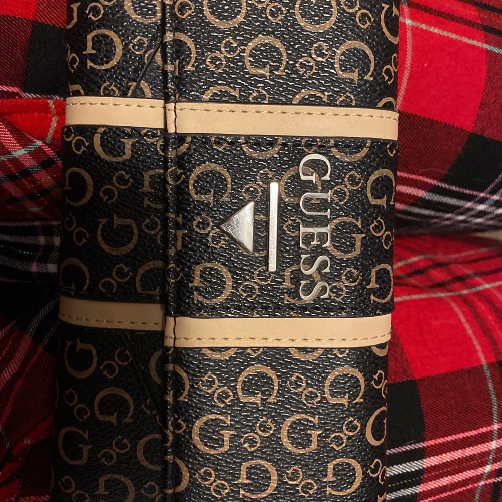 Gently use Guess wallet